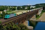  Pfefferminz-Bonbon  185 607 kroch mit ihrem schweren Getreide-Ganzzug über die Mariaorter Brücke bei Regensburg Prüfening und lieferte sich dabei ein Schneckenrennen mit einem Liegefahrrad-Fahrer. So sind jetzt eben beide im Bild.... (16. August 2013).