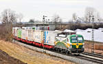 Bei leichtem Regen fährt die Gysev Vectron 471 502 in Langenisarhofen mit einem KLV Zug vorbei.Bild 10.3.2018