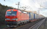 DB Cargo Deutschland AG mit  193 335  [NVR-Number: 91 80 6193 335-7 D-DB] und KLV-Zug (LKW Walter Trailer) ab Rostock bei der Durchfahrt Bf.