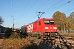 Ausfahrt am 31.10.2017 von 185 399-3  399  mit einem KLV aus dem Überholgleis in Müllheim (Baden) in Richtung Basel.