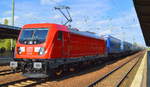 DB CargoAG [D] mit  187 192  [NVR-Nummer: 91 80 6187 192-0 D-DB] und Taschenwagenzug (LKW-Walter Trailer) am 12.09.19 Durchfahrt Bahnhof Flughafen Berlin Schönefeld.