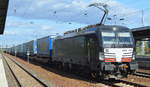 DB Cargo AG [D] mit der MRCE Vectron  X4 E - 709  [NVR-Nummer: 91 80 6193 709-3 D-DISPO] und Taschenwagenzug (LKW Walter Trailer) ab Rostock bei der Durchfahrt Bahnhof Flughafen Berlin Schönefeld