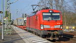 DB Cargo AG [D] mit  193 328  [NVR-Nummer: 91 80 6193 328-2 D-DB] und Taschenwagenzug am 26.03.20 Durchfahrt Bf.