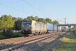 Mit einem KLV nach Rotterdam fuhr am Abend des 23.05.2019 die Re 475 404 südlich vom Haltepunkt Buggingen über die Rheintalbahn in Richtung Freiburg (Breisgau).