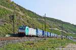 Alpha Trains Belgium E 186 211, vermietet an Crossrail Benelux, mit LKW-Walter/Transped-KLV-Zug in Richtung Bingen (Boppard, 18.09.2020).