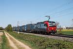 Mit dem  LKW Walter -KLV DGS 43717 (Lübeck Skandinavienkai - Novara Boschetto) fuhr am Nachmittag des 22.04.2020 die LokRoll/SBBCI 193 467  Brig  südlich von Buggingen durchs Rheintal in