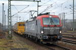 PKP CARGO S.A., Warszawa [PL] mit  EU46-505  [NVR-Nummer: 91 51 5370 017-3 PL-PKPC] und Taschenwagenzug fährt kurz zum Personalwechsel im Bf. Flughafen BER Terminal 5 ein, dann geht es weiter Richtung Frankfurt/Oder nach Polen, 16.12.20 