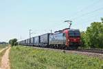 Mit dem DGS 43716 (Novara Boschetto - Lübeck Skandinavienkai) fuhr am späten Mittag des 02.06.2020 die LokRoll/SBBCI 193 477  Fulda  nördlich von Müllheim (Baden) bei