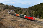 Mit dem verpäteten KTE 42529 von Rotterdam Waalhaven nach Verona Q.E. konnte ich am 01. April 2021 den DB Vectron 193 327 bei Gundelsheim fotografieren. In diesem Jahr zog der Frühling verzögert ins Land, zu den Osterfeiertagen zeigte sich noch keinerlei frisches Grün auf den Höhen der Fränkischen Alb. 
