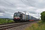 MRCE/BLSC X4 E-713 (193 713-5)  CROSSRAIL - bls cargo  mit dem  LKW Walter -KLV DGS 43540 (Padova Interporto - Geleen Lutterade) am späten Mittag des 02.07.2020 nördlich von Hügelheim.