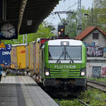 Die Elektrolokomotive 193 247 im Flixtrain-Outfit ist vor einem Trailerzug gespannt und durchfährt hier Mitte Mai 2021 Neustrelitz.