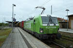 Die Elektrolokomotive 193 247 im Flixtrain-Outfit ist vor einem Trailerzug gespannt und durchfährt hier Mitte Mai 2021 Neustrelitz.