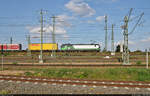 KLV-Zug mit 193 267-2 (Siemens Vectron) beschleunigt südwärts nach einem kurzen Betriebshalt auf den Gütergleisen an der Karl-von-Thielen-Straße in Halle (Saale).