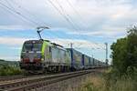 Mit dem  LKW Walter -KLV DGS 43540 (Padova Interporto - Geleen Lutterade) fuhr am Abend des 08.07.2020 die Re 475 409 nördlich von Hügelheim über die Rheintalbahn in Richtung Freiburg