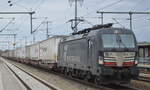 DB Cargo AG [D] / Mercitalia Rail S.r.l., Roma [I] mit der MRCE Vectron   X4 E - 703  [NVR-Nummer: 91 80 6193 703-6 D-DISPO] und KLV-Zug am 06.04.22 Durchfahrt Bf.