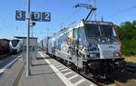 LOKORAIL, a.s., Bratislava [SK] mit  186 373-7  [NVR-Nummer: 91 80 6186 373-7 D-AKIEM] und KLV-Zug am 22.06.22 Durchfahrt Bahnhof Elsterwerda.