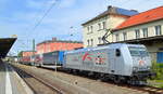 TX Logistik Austria GmbH, Schwechat [A] mit  185 537-8   [NVR-Nummer: 93 81 0185 537-8 A-TXL] und KLV-Zug war längere Zeit zum Stehen im Bahnhof verdonnert nachdem eine Schrankenstörung/