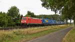 DB Cargo 185 286 mit LKW-Walter-KLV-Zug in Richtung Bremen (bei Lembruch, 20.08.2022).