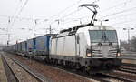 LOKORAIL, a.s., Bratislava [SK] mit der Alpha Trains Lok  193 964  [NVR-Nummer: 91 80 6193 964-4 D-ATLU] und KLV-Zug aus Rostock Seehafen kommend am 26.01.23 Durchfahrt Bahnhof Flughafen BER Terminal