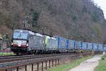 DISPO X4E-711 in Diensten von BLS mit BLS 475 408-1 bei Stolzenfels/Koblenz auf der linken Rheinseite 14.3.2024