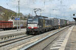 Vectron 193 702 der Beacon Rail, vermietet an Mercitalia Rail, durchfährt Treuchtlingen auf dem Weg nach Süden. Die Seitenfläche der Lokomotive erscheint fast zu klein für die Firmenlogos von Eigentümer und Mieter.
Treuchtlingen, 14. März 2024