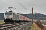 185 537-8 fährt mit dem Mars Sattelaufliegerzug in Oberampfrach vorbei.Bild vom 12.3.2016