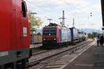 Am 09.09.2015 durchfährt 482 017 von SBB Cargo mit einem KV-Zug den Bahnhof Riegel-Malterdingen in Richtung Norden, währenddessen am Nachbargleis ein RE nach Basel mit BR 146 einfährt.