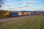 193 845 MGW mit einem Containerzug bei Pölling Richtung Nürnberg, 19.02.2022