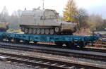 Eine lange Schlange von Panzern auf PKP Cargo Flachwagen stand am 25.11.2018 im Bahnhof Weiden abgestellt