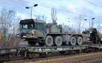 Auf einem vierachsigen Flachwagen der Bundeswehr mit der Nr.