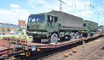 Flachwageneinheit mit abgesenktem Fußboden vom Einsteller TRANSWAGGON mit der Nr. 23 RIV 80 D-TWA 4334 251-4 Laadks 800 A beladen mit zwei Transport-LKW vom Typ? der belgischen Streitkräfte am 03.06.19 Magdeburg Neustadt.