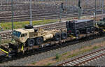 Ein M1120 HEMTT (Heavy Expanded Mobility Tactical Truck) mit Anhänger, geladen auf einem Flachwagen mit der Bezeichnung  Rs  (31 80 3914 487-4 D-DB), der in einem Militärzug der U.S. Army mit 185 081-7 die Zugbildungsanlage (ZBA) Halle (Saale) in nördlicher Richtung verlässt. Korrigiert mich bitte, wenn ich falsch liege.
Aufgenommen von der Berliner Brücke.

🧰 DB Cargo
🕓 7.6.2021 | 15:42 Uhr