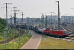 187 160-7 kommt mit 261 043-4 (Voith Gravita 10 BB) und etlichen verschiedenen Güterwagen im Schlepp aus dem Bereich der DB Cargo Werkstatt in der Zugbildungsanlage (ZBA) Halle (Saale) gefahren.
Aufgenommen im Gegenlicht von der Berliner Brücke.

🧰 DB Cargo
🕓 7.6.2021 | 15:46 Uhr