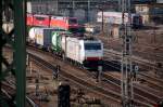 185 578 der Crossrail stehtam 21.03.09 mit einem Containerzug im Rbf Halle(S).