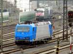 Die 185 523-8, eingestellt bei der ITL, rangiert im Gterbahnhof Bischofsheim. Im Hintergrund fhrt der Eurosprinter mit einer Hercules im Schlepp in den Bahnhof ein. Die Aufnahme entstand auf der alten Fugngerbrcke, 08.03.2013