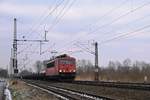 Railpool 155 111, vermietet an DB Cargo, mit unbeladenem Röhrentransportzug in Richtung Osnabrück (Diepholz, 28.02.2018)..