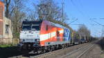 Captrain Deutschland GmbH, Dortmund [D] mit  185-CL 002  [NVR-Number: 91 80 6185 502-2 D-CTD] und einem Ganzzug Drehgestell-Flachwagen mit Stahlrohren beladen am 24.03.20 Durchfahrt Bf.