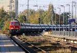 DB 232 567 vor Röhrenzug durch Anklam am 11.10.2018