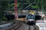 Gelbe Wagen, oben und unten -    Ein Stuttgart-21-Güterzug mit gelben Wagen auf dem S-Bahngleis kreuzt am Bahnhof Stuttgart-Feuerbach einen gelben Stadtbahnzug auf der Linie U6.