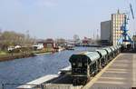 30.03.2019 - vorn Enercon im Binnenhafen Anklam / hinten Captrain auf Pkb Richtung Süden mit Kesselwaggons.