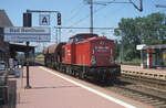 V100 120 der LWB brachte ein Paar Fcs-Wagen von Bad Bentheim zur Baustelle bei Rheine, hier bei der Abfahrt in Bad Bentheim am 25.06.2001, 12.57u. Scanbild 8346, Fujichrome100.