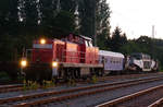 26. Juni 2012, Im Bahnhof Hochstadt-Marktzeuln stand seit 12.06. der Tragschnabelwagen Uaai 8680 996 0404-3 der NCS-GmbH Hanau. Auf seinen 20 Achsen ruht außer seiner Eigenmasse ein Großtransformator mit einer Masse von 232 Tonnen (Pressemitteilung Tennet). Vorgesehen ist er für die Installation im etwa 1 km entfernten Umspannwerk Redwitz. Zu dessen Gelände gibt es wohl einen Gleisanschluss. Um diesen zu nutzen, müsste der Straßenbelag der B173 im unmittelbaren Schienenbereich aufgebrochen werden. Dies wurde vom zuständigen Straßenbauamt nicht genehmigt. So kommt es heute Nacht zu einer spektakulären Aktion: Schienentransport zum Bahnhof Burgkunstadt, dort Umladen auf einen Straßen-Schwerlasttransporter und anschließender Straßentransport nach Redwitz. Dieses Foto entstand gegen 22 Uhr, nachdem die Lok eingetroffen war, die nur den Wagen zum Ziel schieben wird.  