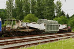 19. Juni 2012, Im Bahnhof Hochstadt-Marktzeuln steht der Tragschnabelwagen Uaai 8680 996 0404-3 der NCS-GmbH Hanau. Auf seinen 20 Achsen ruht außer seiner Eigenmasse ein Großtransformator mit einer Masse von 232 Tonnen (Pressemitteilung Tennet). Vorgesehen ist er für die Installation im etwa 1 km entfernten Umspannwerk Redwitz. Zu dessen Gelände gibt es wohl einen Gleisanschluss. Um diesen zu nutzen, müsste der Straßenbelag der B173 im unmittelbaren Schienenbereich aufgebrochen werden. Dies wurde vom zuständigen Straßenbauamt nicht genehmigt. So wird es in einer der kommenden Nächte eine spektakulären Aktion geben: Schienentransport zum Bahnhof Burgkunstadt, dort Umladen auf einen Straßen-Schwerlasttransporter und anschließender Straßentransport nach Redwitz.