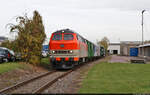 Trafo-Transport von Hitachi Energy in Halle (Saale)

218 117-0 wurde beauftragt, einen Großtransformator aus dem Werk von Hitachi Energy (vormals ABB) in Halle (Saale) abzuholen.
Gerüchte, dass die Lok in den nie bedienten  Star Park -Anschluss bei Queis fahren würde, bestätigten sich nicht. Und so wurde auf gut Glück an der Anschlussbahn von Hitachi gewartet. Das Werkstor an der Grenzstraße stand offen, sodass die erhoffte Fuhre sich alsbald zeigte und von der Straße aus fotografiert wurde.

🧰 Kübler Heavy Rail GmbH, ex Eisenbahn-Betriebsgesellschaft Neckar-Schwarzwald-Alb mbH (NeSA)
🕓 3.11.2022 | 14:34 Uhr