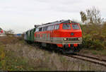 Trafo-Transport von Hitachi Energy in Halle (Saale)    218 117-0 auf der Anschlussbahn der Hitachi Energy Germany AG mit einem gedeckten Güterwagen, einem Begleitwagen und einem Tiefladewagen