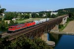 Das lief jetzt auch nicht ganz optimal: Zunächst war die Freude groß, als ich in der Ferne den sogenannten MEG  Zwiebelzug  erblickte, sollte er doch bei optimalen Lichtverhältnissen auf der Mariaorter Brücke bei Regensburg Prüfening umgesetzt werden. Die Euphorie wich schnell einer gewissen Ernüchterung, als ich feststellte, dass hinter den MEG 705 und 604 nur kümmerliche sechs Wagen hingen. Da machte sich wohl die Urlaubszeit bemerkbar (16. August 2013).