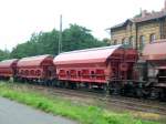 Hier stellvertretend einer der vielen Schwenkdachwagen von 140 671 bei der Durchfahrt in Raguhn.