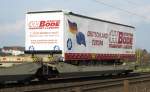 Ein unbegleiteter LKW-Trailer der Spedition Bode aus Reinfeld (Holst.) ist am 8.04.09 auf dem letzten Wagen des DGS 43141 ALSK - Verona kurz nach der Durchfahrt in Reinfeld (Holst.) zusehen.