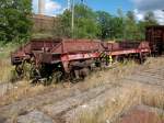 Ein sogenannter Kuppelwagen abgestellt in Mukran.Ausgestattet auf einer Seite mit der russischen Mittelpufferkupplung und auf der anderen Seite mit der deutschen Kupplung.Die Wagen haben die