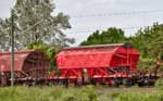 Der Güterwagen 31 RIV 80 D-DB 0695 6809-6 Typ Taoos-2 fährt eingereiht in einem Ganzzug in Regensburg vorüber.Bild vom 25.5.2017